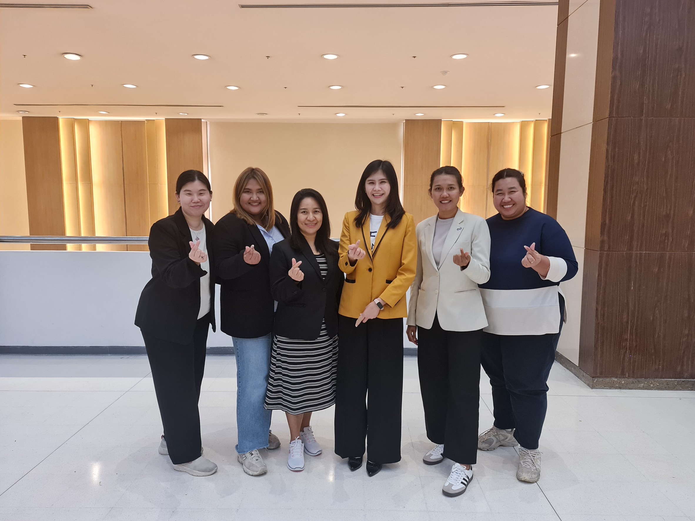 ภาพทีมงานมืออาชีพกำลังประชุมและทำงานร่วมกัน